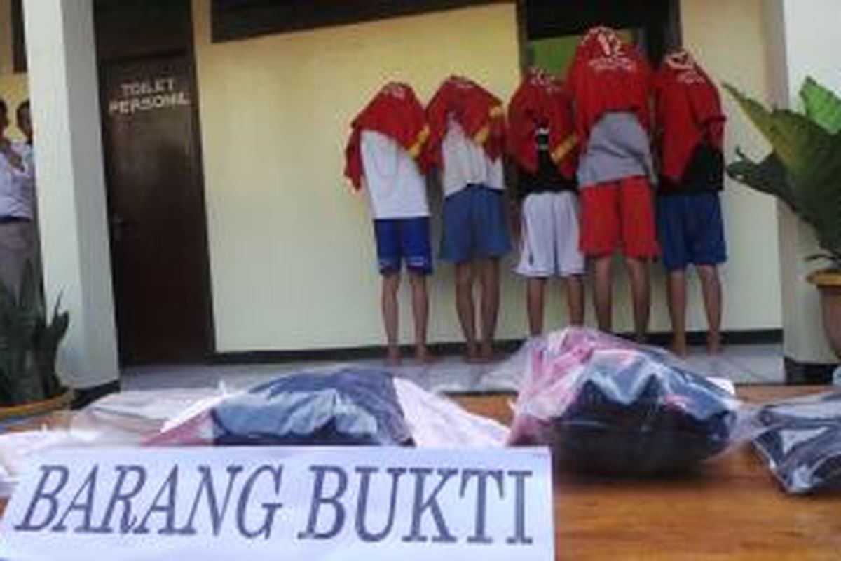 Lima pemuda ditangkap terkait kasus perkosaan terhadap seorang gadis berinisial CC (17) di Makasar, Jakarta Timur. Rabu (3/6/2015).