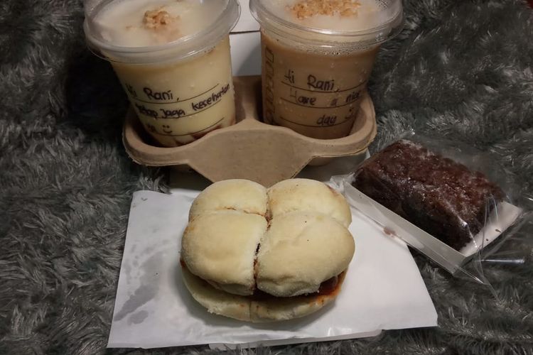 Sandwich isi bakso tanpa daging dan kue cokelat rasberi nabati dari Starbucks Indonesia.