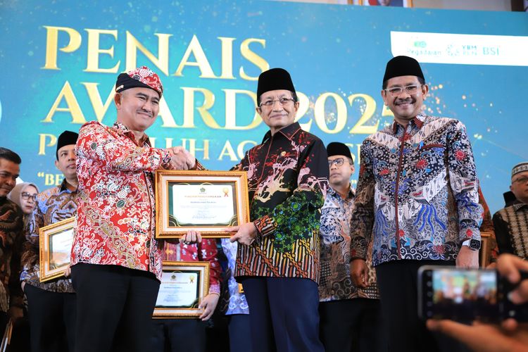 Menteri Nasaruddin Umar saat menyerahkan piagam penghargaan Penais Award 2025 di Jakarta, Senin (25/8/2025) malam.