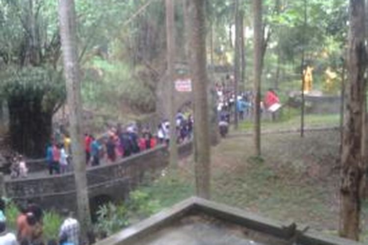 Suasana prosesi Jalan Salib di kawasan Gereja Puhsarang, Kecamatan Semen, Kabupaten Kediri, Jawa Timur, Jum'at (3/4/2015).