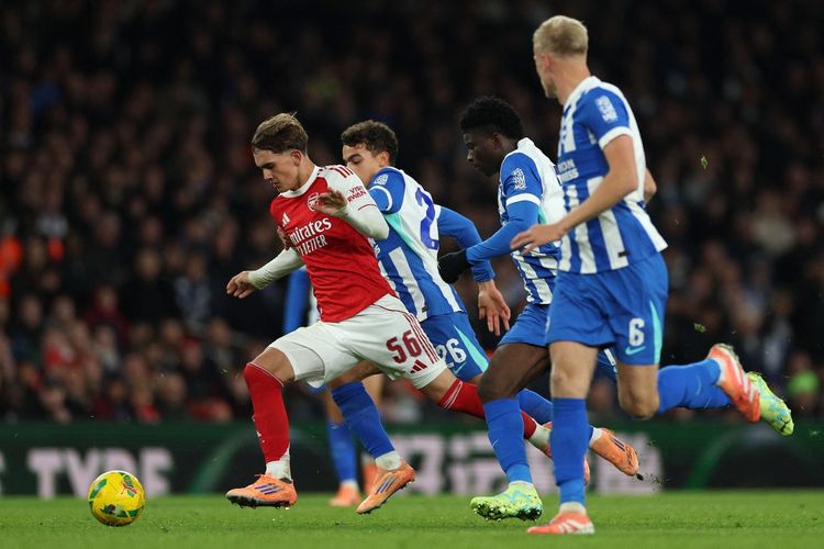 Max Dowman berlari dengan bola selama pertandingan sepak bola putaran keempat Piala Liga Inggris antara Arsenal vs Brighton dan Hove Albion di Stadion Emirates, di London pada 29 Oktober 2025. (Foto oleh Adrian Dennis / AFP) 
