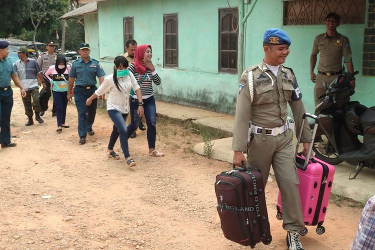 Dua lokalisasi yakni Bukit Senyum di Kilometer 79 Bintan Utara dan Bukit Indah Kilometer 24 Toapaya, Bintan, Kepulauan Riau ditutup. Sedikitnya 56 PSK dipulangkan ke kampung halaman mereka, Senin (16/9/2019).