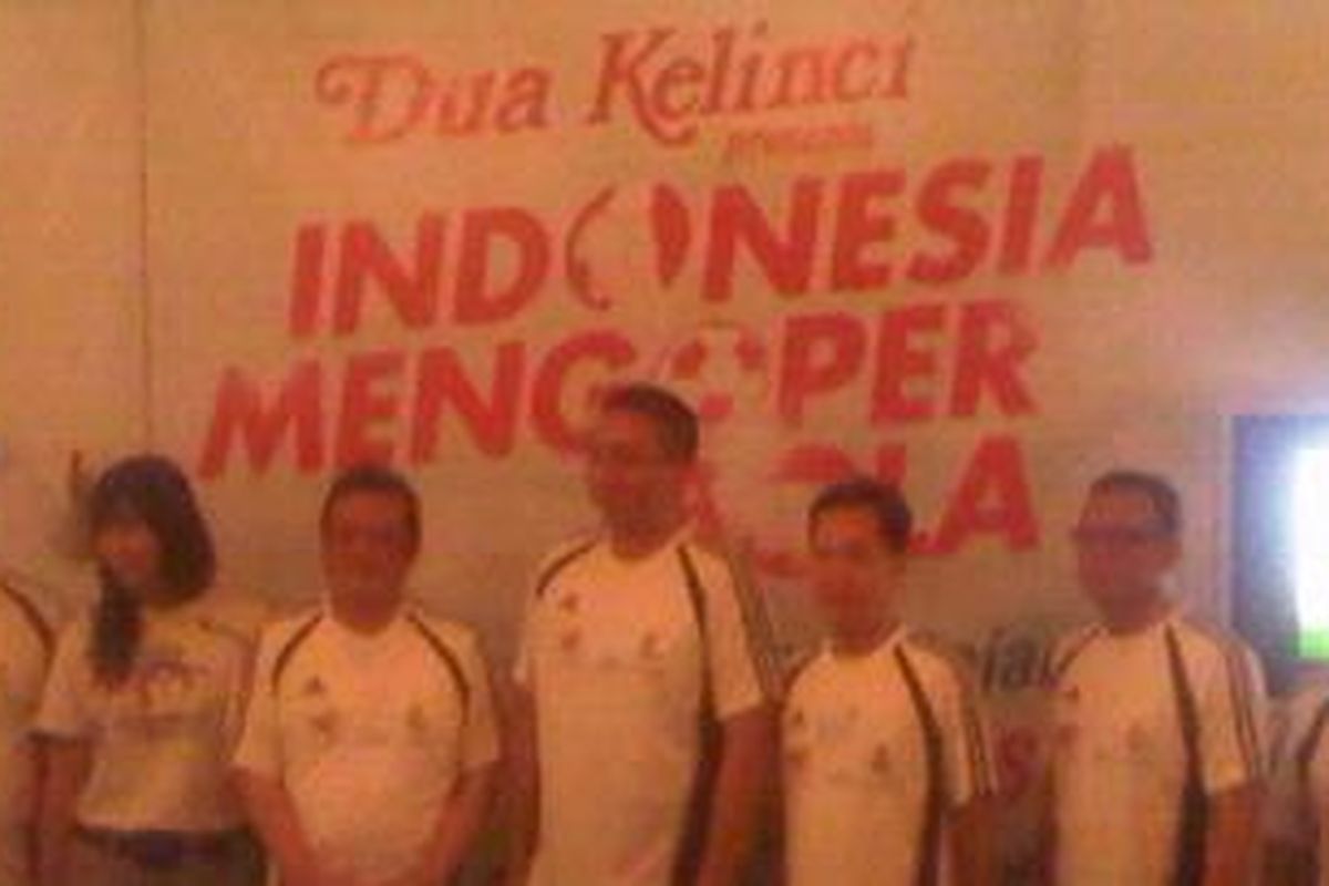 Segenap jajaran Direksi PT Dua Kelinci saat jumpa pers program "Indonesia Mengoper Bola 2012" di Hotel Sultan, Jakarta (2/5/2012). Dalam program tersebut, rencananya akan diikuti oleh salah satu bintang Real Madrid, Xabi Alonso.
