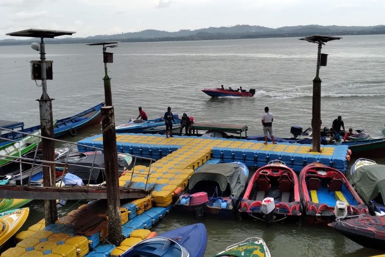 Sejumlah speed boat penumpang di Pulau Sebatik Nunukan Kaltara. Para motoris menunggu kenaikan tarif agar mereka tidak merugi saat harga BBM tidak sesuai ongkos penyeberangan 