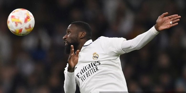 Bek Real Madrid asal Jerman, Antonio Rudiger, menyundul bola dalam pertandingan leg pertama semifinal Copa del Rey melawan FC Barcelona di Stadion Santiago Bernabeu, Madrid, 2 Maret 2023. Terbaru, Rudiger tak masuk skuad melawan Valladolid dalam lanjutan LaLIga Spanyol, Minggu (2/4). Ini jadi alarm jelang leg kedua semifinal Copa del Rey lawan Barcelona pada 5 April.