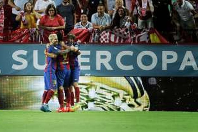 Luis Suarez merayakan gol pertama Barcelona pada final Piala Super Spanyol di kandang Sevilla, Minggu (14/8/2016).