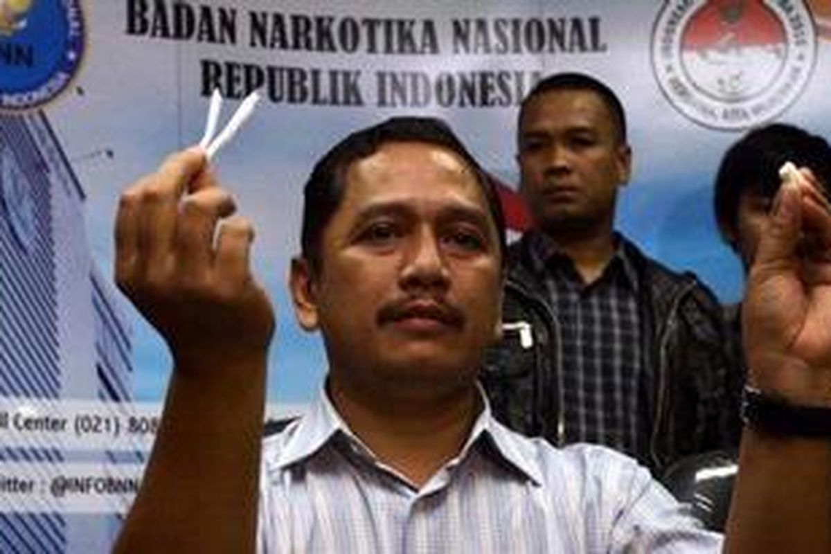 Kepala Humas BNN, Kombes Pol Sumirat Dwiyanto, menunjukkan barang bukti berupa ganja dan ekstasi saat konferensi pers di Kantor BNN, Cawang, Jakarta Timur, Minggu (27/1/2013) malam. Petugas berhasil menggiring 17 pelaku dari TKP yaitu di kediaman artis Raffi Ahmad di kawasan Lebak Bulus dan sementara menyatakan 5 orang di antaranya positif menggunakan narkoba.   