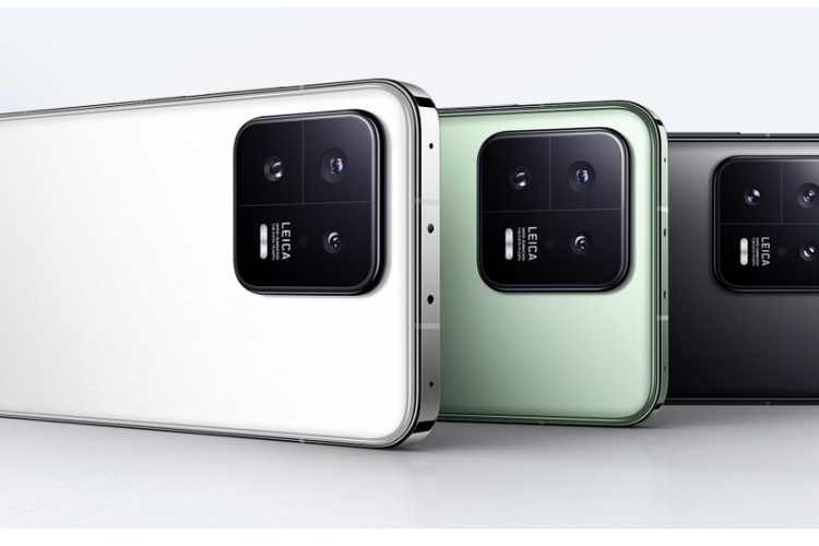 Xiaomi 13 meluncur secara global di ajang MWC yang berlangsung 27 Februari-2 Maret 2023. Ponsel ini hadir dengan tiga pilihan warna, yakni hitam, putih, dan Flora Green.