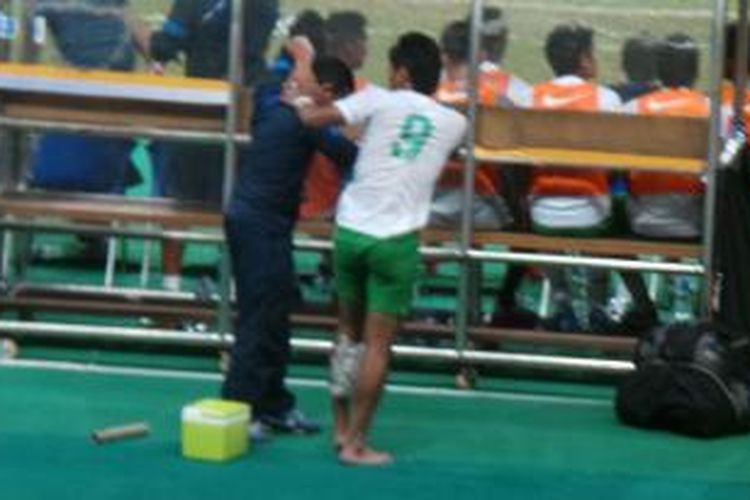 Penyerang tim nasional Indonesia U-23, Yandi Sofyan, mengalami cedera saat melawan Papua Nugini di turnamen MNC Cup 2013 di Stadion Utama Gelora Bung Karno, Jumat (22/11/2013).