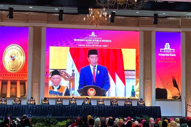 Presiden Joko Widodo dalam Sidang Istimewa Laporan Tahunan Mahkamah Agung RI Tahun 2023 di JCC Senayan, Jakarta Pusat, Selasa (20/2/2024). 