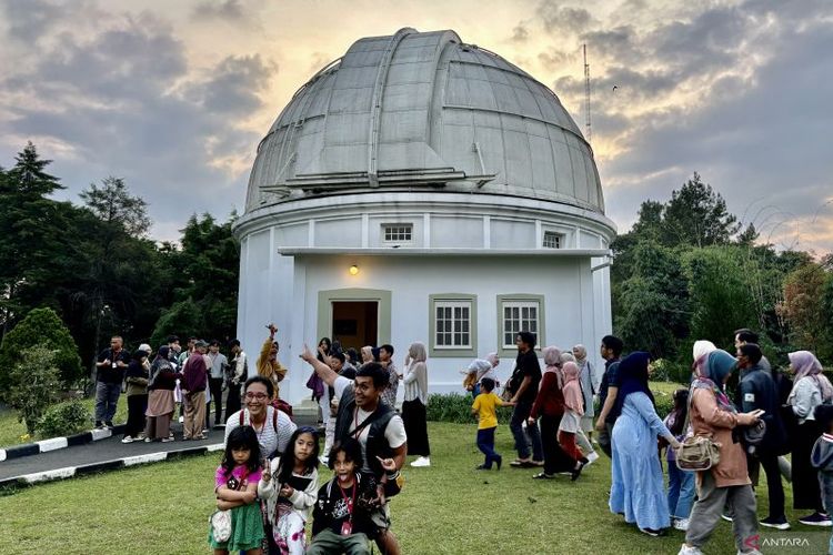 Para pengunjung saat melakukan kunjungan malam di Observatorium Bosscha ITB, Kabupaten Bandung Barat, Jawa Barat. 