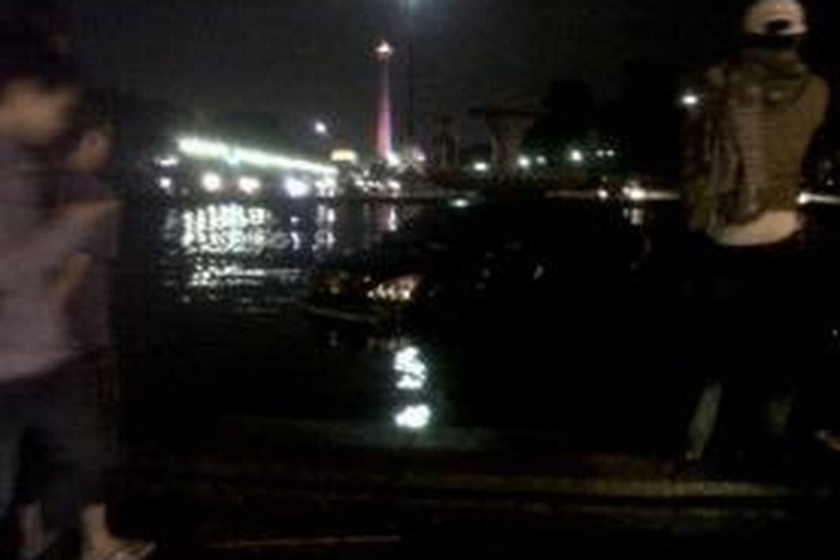 Mobil SUV tercebur di kolam air mancur Jl Thamrin, Sabtu (18/1/2014) malam. Foto diambil dari akun @lilieksetyowibowo.