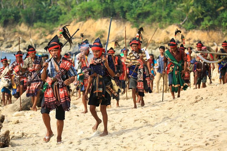 Suku Sasak dalam tradisi Bau Nyale DOK. Shutterstock/Novie Vharleen Magne