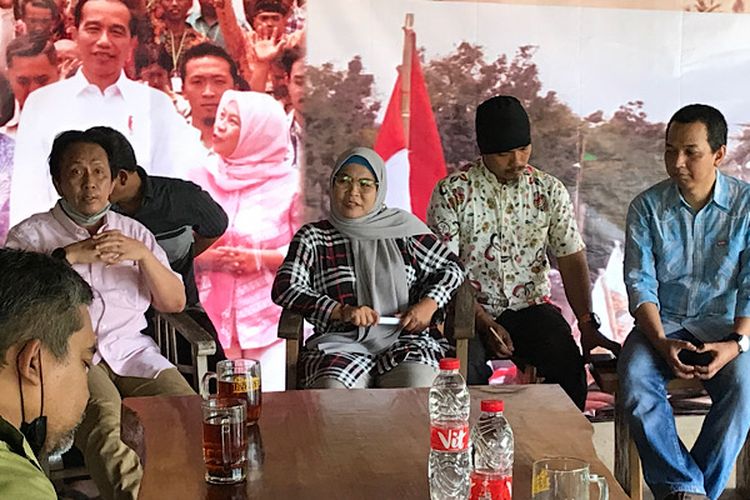 Ketua Umum Gema Siti Fikriyah (berjilbab) memberikan keterangan kepada media terkait syukuran hasil bumi bersama presiden Jokowi di Kabupaten Batang Jawa Tengah.