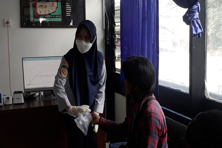 Seorang penumpang bus di Terminal Baranangsiang, Kota Bogor, menjalani pemeriksaan tes GeNose Covid-19, Sabtu (1/5/2021).