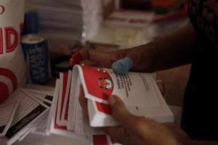 Pekerja melipat surat suara pemilihan umum presiden dan wakil presiden, di Jalan Mardani Raya, Salemba, Jakarta, Selasa (24/6/2014). Sebanyak 789.441 surat suara dilipat ditempat ini dan akan didistribusikan ke Jakarta Pusat. 