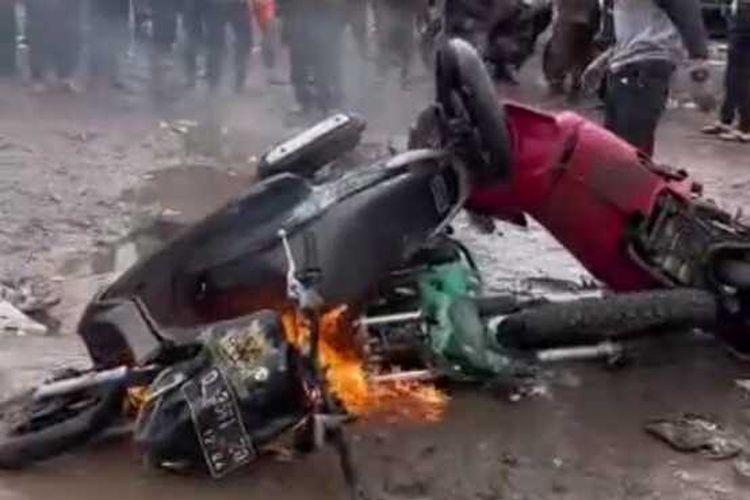 Kapolsek Ciwidey IPTU Anjar benarkan video viral yang memperlihatkan sejumlah orang membakar motor di Kampung Cai Ranca Upas Ciwidey Kabupaten Bandung, Jabar.