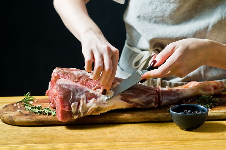 Ilustrasi daging kambing mentah. Daging kambing termasuk daging merah, namun lebih sehat dibandingkan daging sapi. Sebab, daging kambing lebih kaya protein dan sangat rendah lemak hingga kolesterol.