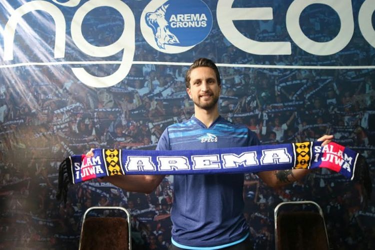 Gelandang asal lebanon, Jad Noureddine saat diperkenalkan sebagai pemain baru Arema FC di kantor klub itu di Jalan kertanegara No 7, Kota Malang pada Sabtu (1/4/2017).