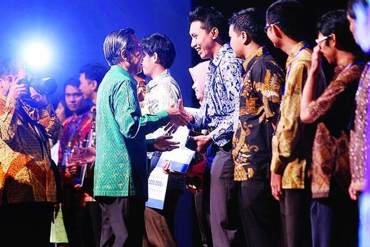 Wakil Presiden Boediono memberikan penghargaan kepada pemenang Wirausaha Muda Mandiri dan Mandiri Young Technopreneur, di Jakarta Convention Center, Jakarta, Kamis (17/1).