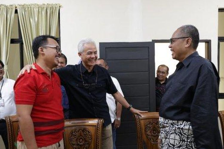 Ganjar Pranowo dan Palti Hutabarat bertemu di ruang mediasi PN Kisaran untuk menanyakan kabar dan keadaan Palti Hutabarat, Selasa (30/7/2024).