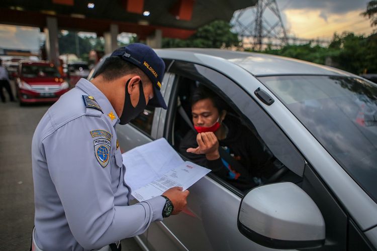 Petugas memeriksa kendaraan di gerbang tol Cikupa, Kabupaten Tangerang, Banten, Rabu (27/5/2020). Petugas memutarbalikkan kendaraan menuju Jakarta yang tidak dilengkapi Surat Ijin Keluar Masuk (SIKM) Jakarta dalam upaya pencegahan penularan COVID-19 sesuai Pergub DKI Jakarta Nomor 47 Tahun 2020. ANTARA FOTO/Fauzan/foc.