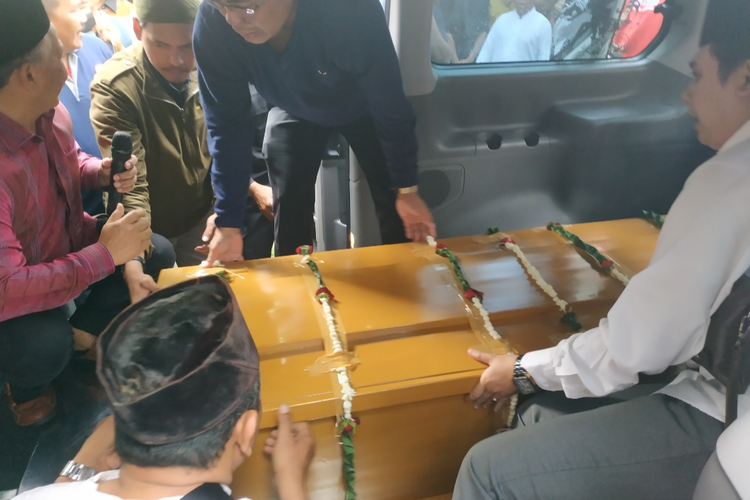 Jenazah Gus Sholah Diberangkatkan Ke Bandara Halim Perdanakusuma dari kediamannya Jalan Bangka Raya, Tendean, Pela Mampang, Senin (3/2/2020).