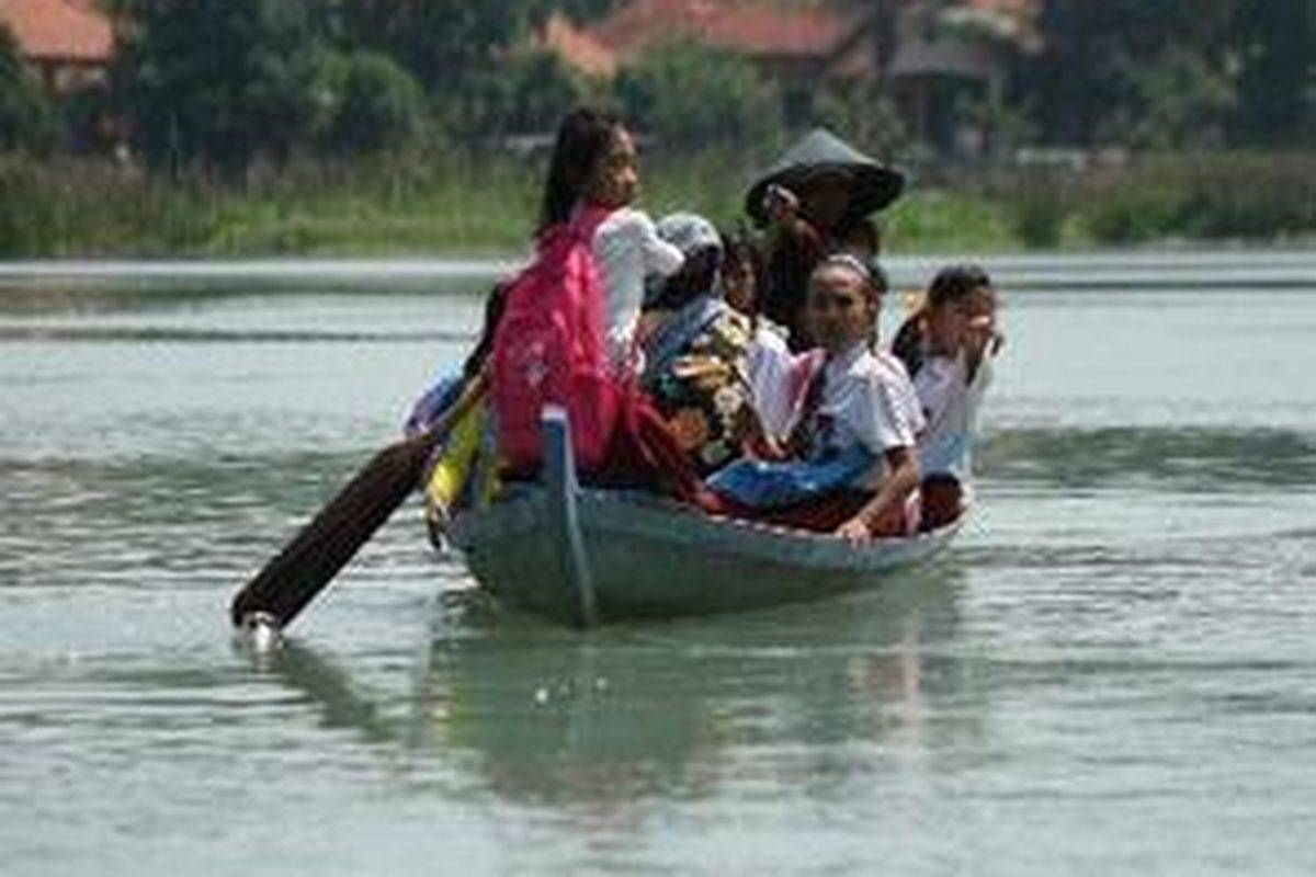 Puluhan anak sekolah dari Desa Tegallega, Kecamatan Telukjambe Timur, Kabupaten Karawang, Jawa Barat, berperahu menyeberangi Sungai Citarum dari dan ke sekolah mereka yang berada Kecamatan Jatiluhur (ilustrasi).