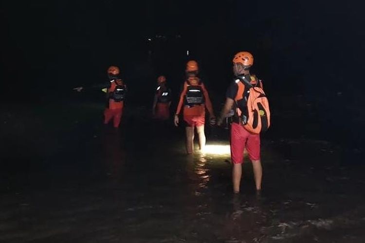 Petugas menyisir untuk mencari korban Putu Pasek Wira (13) yang hilang terseret arus di Pantai Balian, Desa Lalanglinggah, Kecamatan Selemadeg Barat, Kabupaten Tabanan, Provinsi Bali. 
