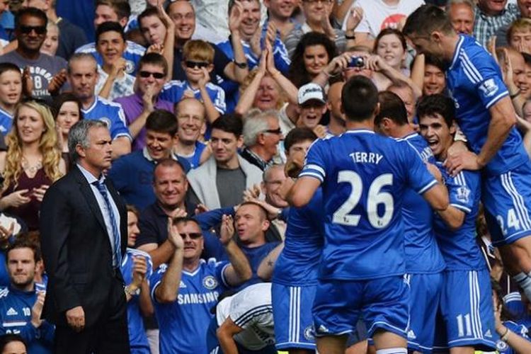 Pelatih Chelsea, Jose Mourinho (kiri) menyaksikan para pemainnya saat tengah merayakan gol Frank Lampard ke gawang Hull City pada lanjutan Premier League di Stamford Bridge, Minggu (18/8/2013). 