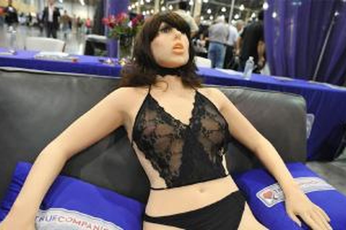 Pengembangan robot seks membuat resah warga Inggris sehingga mereka pun melakukan protes. 