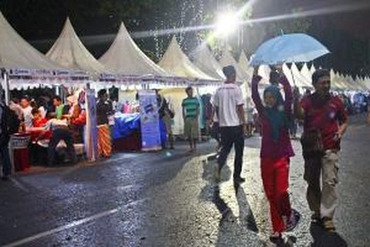 Meski hujar deras, pengunjung tetap antusias berbelanja di Kaki Lima Night Market, di Jalan Medan Merdeka Selatan, Sabtu (12/10/2013) malam.
