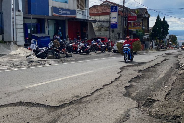 Kondisi jalan Bandungan yang rusak parah dikeluhkan warga karena membahayakan.
