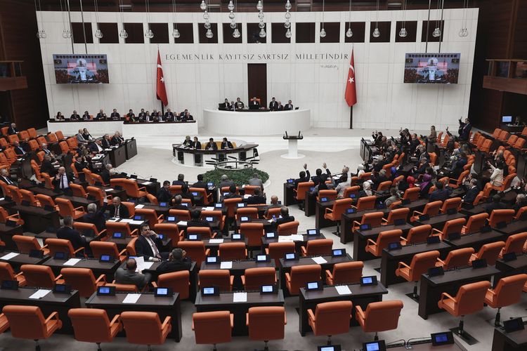 Anggota parlemen Turkiye memberikan suara mendukung tawaran Finlandia untuk bergabung dengan NATO, Kamis (30/3/2023) malam di parlemen di Ankara. Semua anggota parlemen yang hadir berjumlah 276 orang dengan suara bulat mendukung Finlandia bergabung dengan NATO.