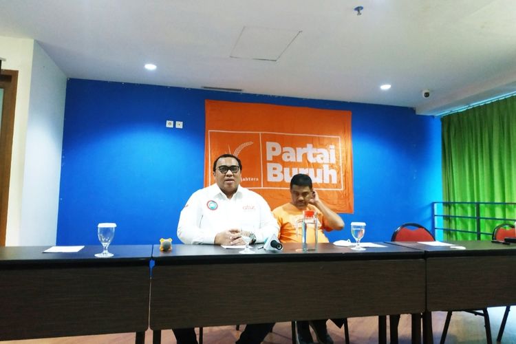 Inisiator Partai Buruh Andi Gani Nena Wea saat konferensi pers Partai Buruh usai dinyatakan lolos sebagai peserta Pemilu 2024 di kawasan Menteng, Jakarta Pusat, Rabu (14/12/2022).