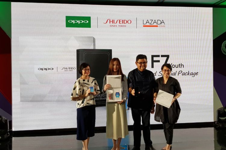 Tengah: Brand Manager Oppo Indonesia, Alinna Wenxin dan PR Manager Oppo Indonesia, Aryo Medianto di peluncuran Oppo F7 Youth di Jakarta, Rabu (23/5/2018)