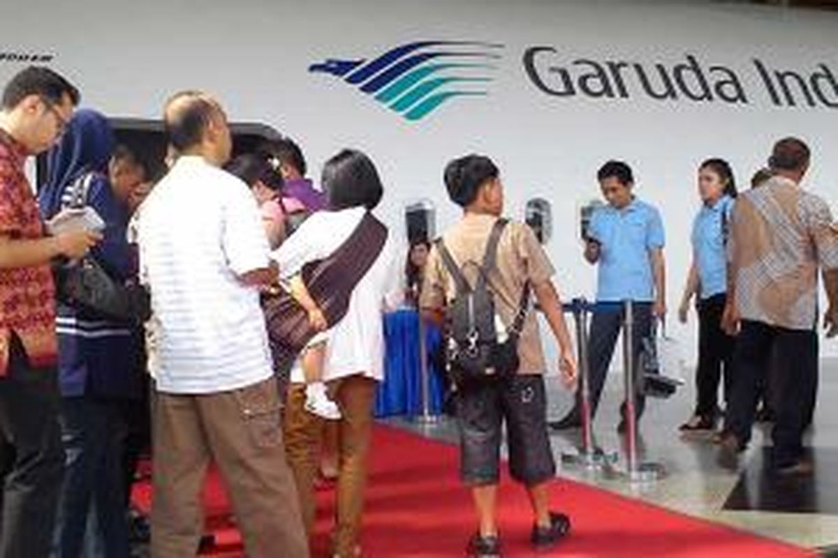 Pengunjung memasuki pintu masuk Garuda Indonesia Travel Fair (GATF) 2013 yang didesain seperti kabin pesawat terbaru milik Garuda Indonesia, Boeing 777-300 ER di JCC, Jumat 913/9/2013).