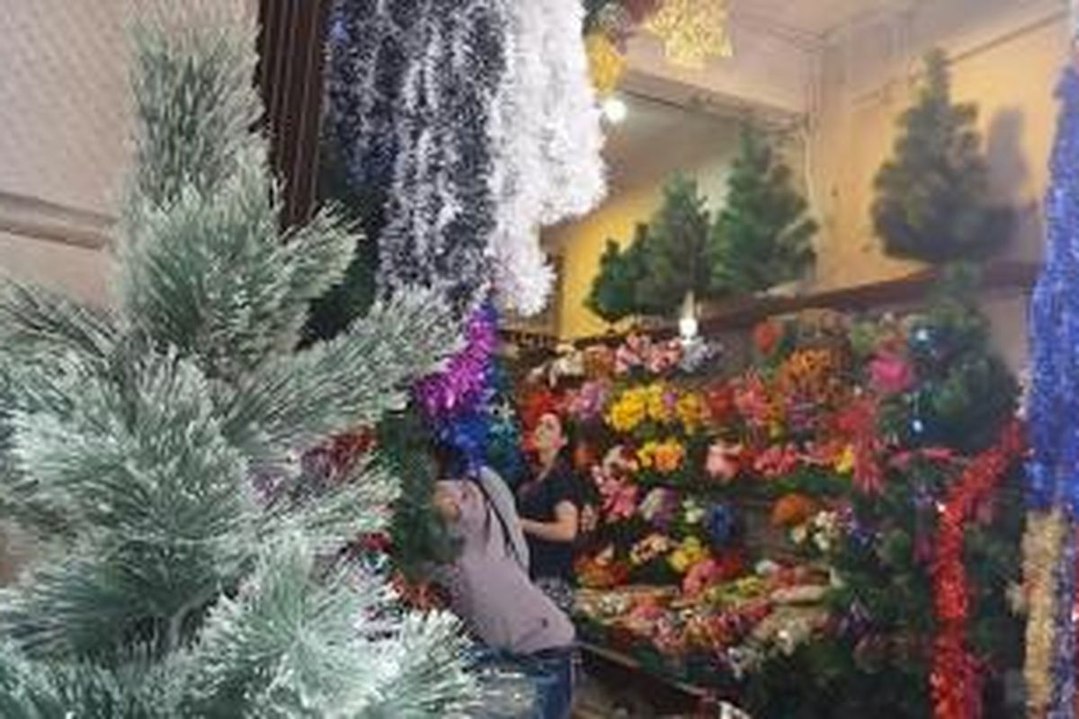 Berbagai hiasan natal yang dijajakan di salah satu toko yang terletak di Pasar Asemka, Jakarta Barat pada Kamis (24/12/2015)