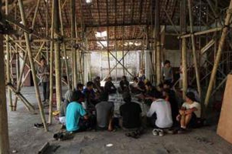 Komunitas Semarang Ontel ikut berpatisipasi menjenguk Gedung Sarekat Islam (SI) di jalan Gedong Selatan, Kota Semarang, Jateng, Kamis (15/8/2013). 