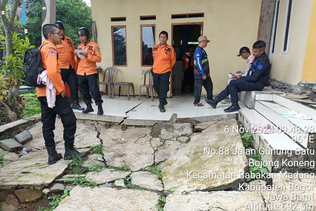 Kondisi rumah rusak akibat tanah bergerak di Desa Bojong Koneng, Kecamatan Babakan Madang, Kabupaten Bogor, Jawa Barat, Rabu (6/11/2024).