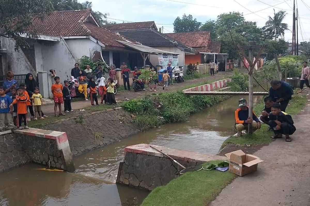 Tim Inafis Polres Tasikmalaya Kota disaksikan warga sedang mengevakuasi mayat bayi yang diduga sengaja dibuang ke sungai di Kecamatan Kawalu, Kota Tasikmalaya, Jawa Barat, Kamis (23/1/2025).