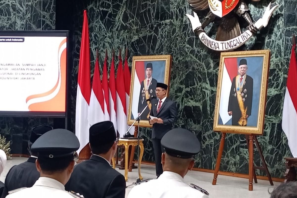 Penjabat Gubernur DKI Jakarta Heru Budi Hartono melantik pejabat tingkat eselon 3 dan 4 di lingkup Pemprov DKI pada Kamis (5/10/2023).