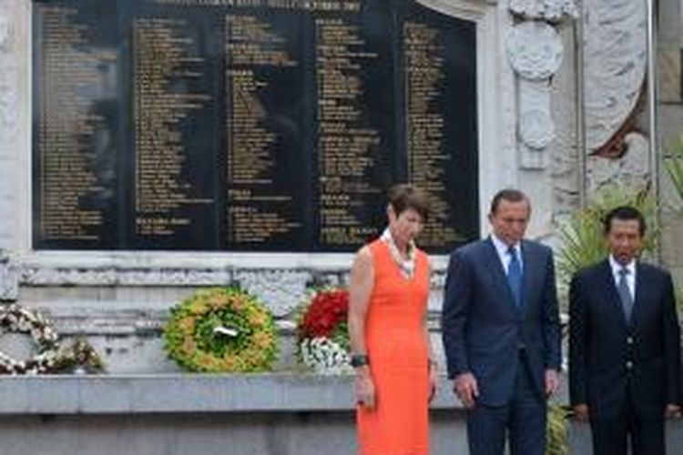 PM Australia Tony Abbott didampingi istrinya Margaret dan Gubernur Bali I Made Mangku Pastika, mengheningkan cipta di Monumen Korban Bom Bali di Kuta untuk mengenang lebih dari 200 korban tragedi itu.