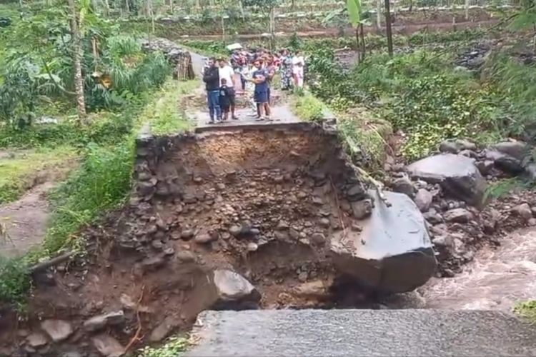 Banjir di lereng Gunung Merbabu menyebabkan jembatan yang menghubungkan Ngroto-Macanan terputus