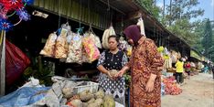 Kunjungi Trawas, Mojokerto, Risma Dengarkan Keluh Kesah Pedagang dan Masyarakat