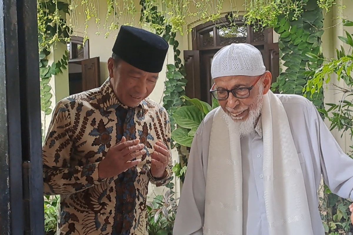 Abu Bakar Ba'asyir mengunjungi kediaman Presiden RI ke-7 Joko Widodo (Jokowi), di Kawasan Sumber, Kecamatan Banjarsari, Kota Solo, Jawa Tengah, pada Senin (29/9/2025).