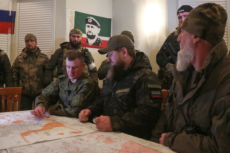 Presiden Chechnya Ramzan Kadyrov mendengarkan pemaparan Komandan Gabungan ke-8 Militer Rusia Letjen Andrei Mordvichev.