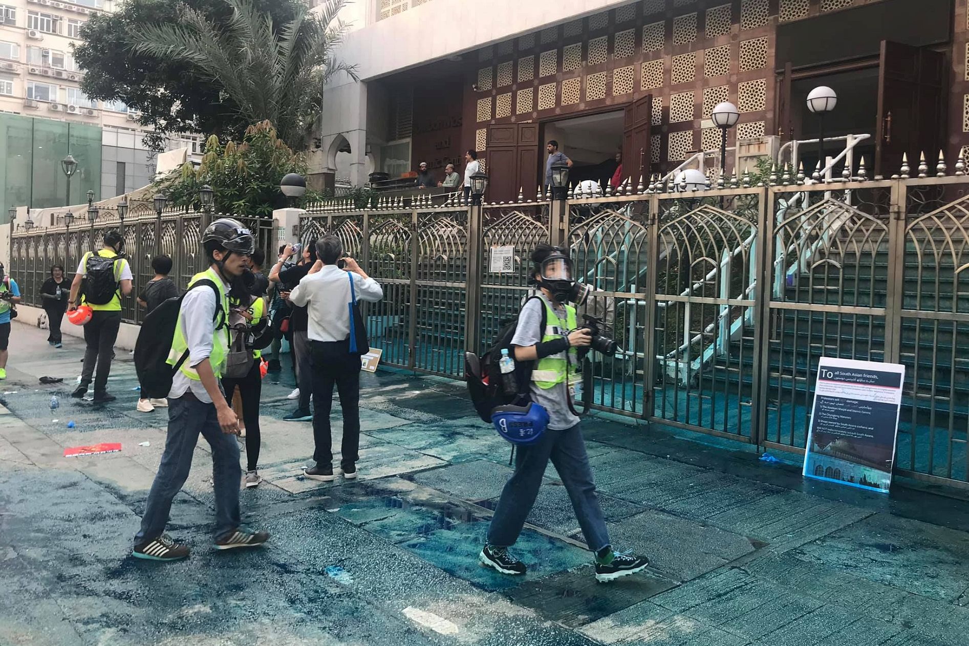 Pemimpin Hong Kong Kunjungi Masjid yang Disiram Meriam Air Polisi