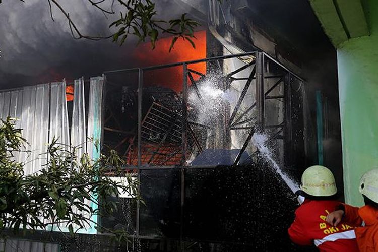 Pemadam kebakaran berusaha memadamkan api di Pasar Senen, Jakarta Pusat, Kamis (19/1/2017). Kebakaran yang terjadi sejak pukul 04.30 WIB itu diduga karena korsleting listrik di lantai satu Blok III dan dalam penanganan petugas yang mengerahkan sedikitnya 50 unit mobil pemadam kebakaran.