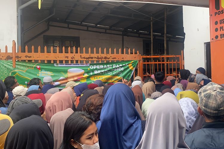 Warga Kota Sukabumi berdesakan antre sembako murah di halaman Kantor Pos, Selasa (18/3/2025)